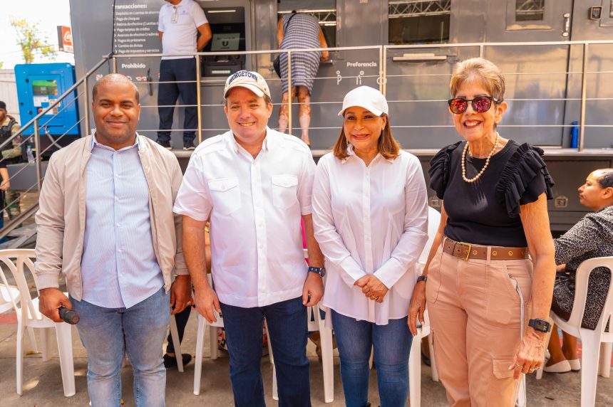 Paliza encabeza entrega de enseres, alimentos y Bono de Emergencia en Villa Montellano