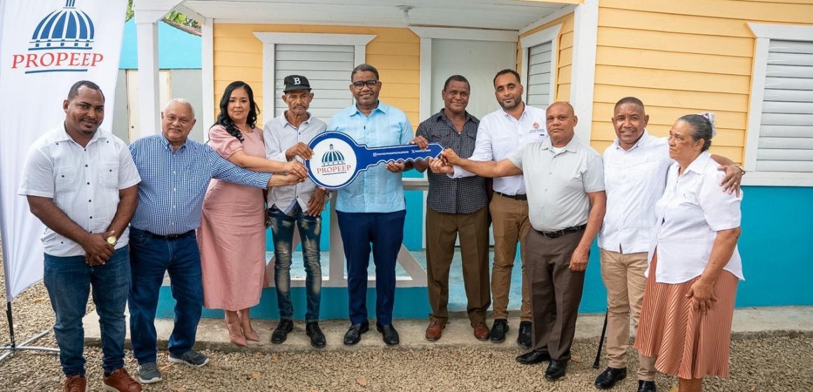 Propeep construye viviendas a dos familias en condiciones vulnerables en Piña Vieja y Comedero Arriba de Cotuí