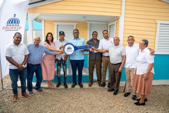 Propeep construye viviendas a dos familias en condiciones vulnerables en Piña Vieja y Comedero Arriba de Cotuí