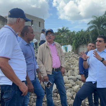 Fellito Suberví inspecciona trabajos en cañadas Guajimía y Los Girasoles