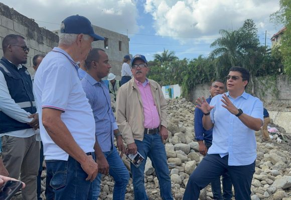 Fellito Suberví inspecciona trabajos en cañadas Guajimía y Los Girasoles