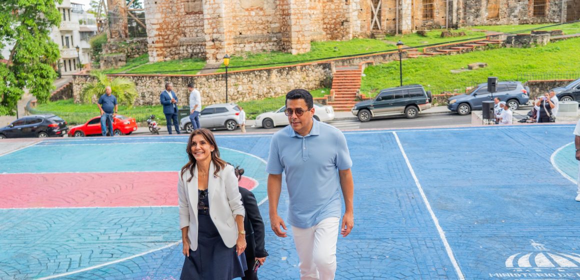 Ministro de Turismo y embajadora de USA recorren la Ciudad Colonial.