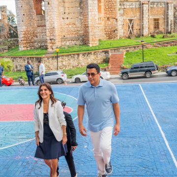 Ministro de Turismo y embajadora de USA recorren la Ciudad Colonial.