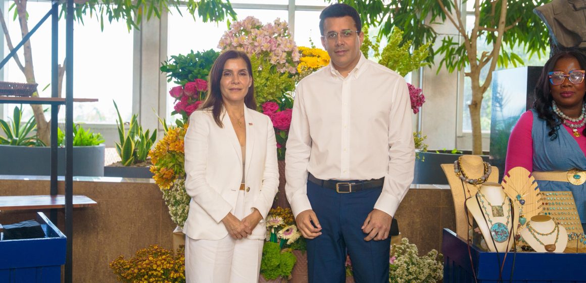 Ministro Collado recibe visita de la embajadora de los Estados Unidos, Leah Campos.