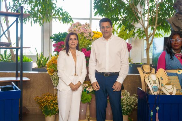 IMG_6053 Ministro Collado recibe visita de la embajadora de los Estados Unidos, Leah Campos.