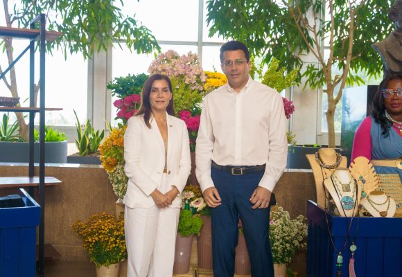 IMG_6053 Ministro Collado recibe visita de la embajadora de los Estados Unidos, Leah Campos.