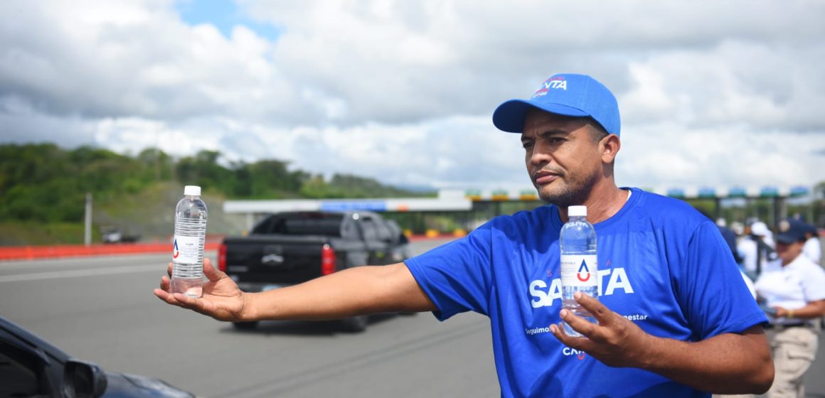 CAASD distribuye botellas de agua en peajes del Gran Santo Domingo por Semana Santa