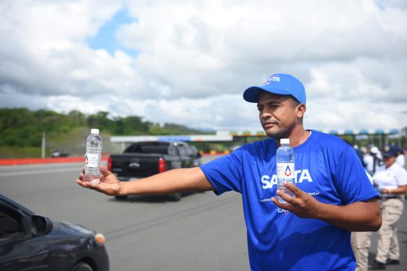 CAASD distribuye botellas de agua en peajes del Gran Santo Domingo por Semana Santa