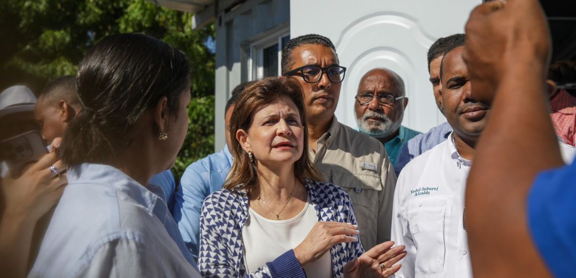 Raquel Peña visita comunidades de Bahoruco afectadas por lluvias y escucha necesidades de la población