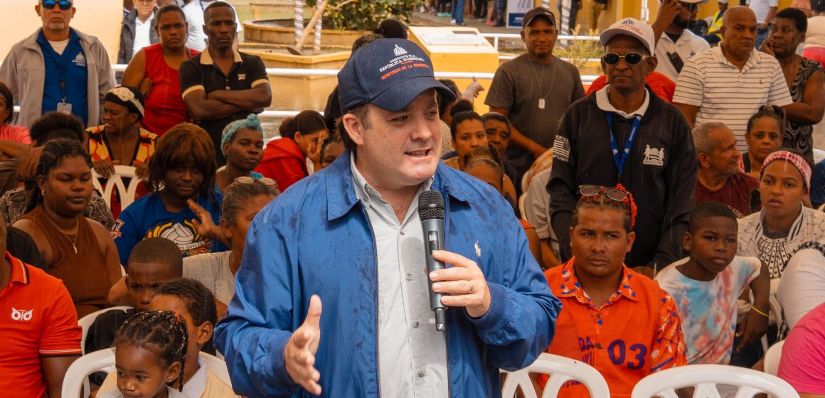 a7965d82-a1ab-4d86-9c86-132a41cf05e2 Paliza encabeza jornada social en Villa Montellano; garantiza auxilio a afectados y anuncia obras ante lluvias