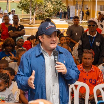 Paliza encabeza jornada social en Villa Montellano; garantiza auxilio a afectados y anuncia obras ante lluvias