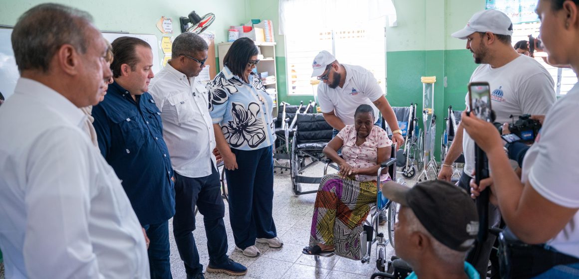 Propeep extiende mano solidaria a cientos de familias tras lluvias abundantes en Imbert y Montellano