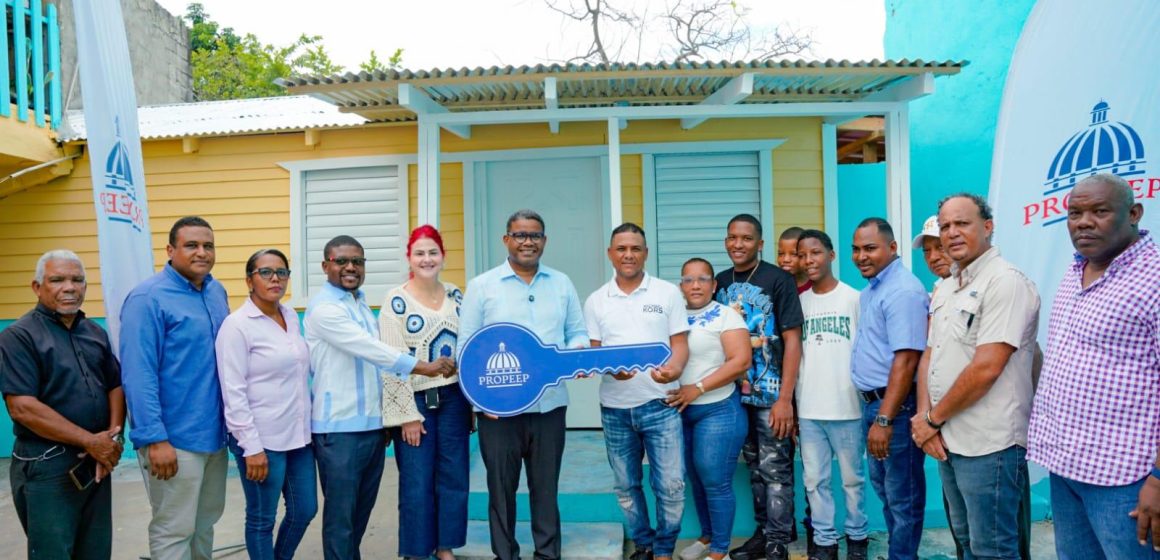 fe65e149-52ab-497c-b2bb-5352905698b6 Propeep cumple sueño de un hogar digno a una humilde familia de Los Guandules en el Distrito Nacional.