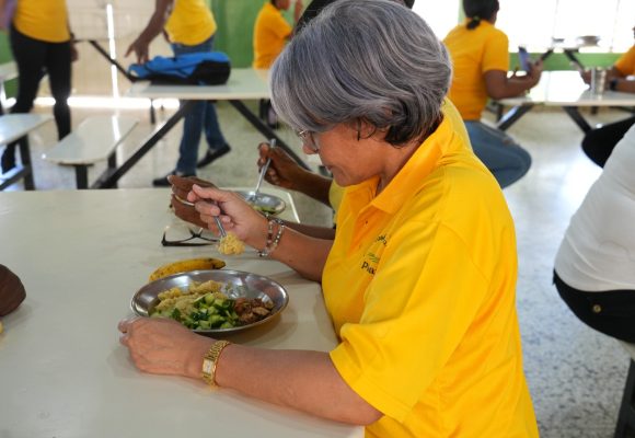 INABIE garantiza alimentación escolar a casi 150 mil jóvenes y adultos de los programas Oportunidad 14-24 y Prepara