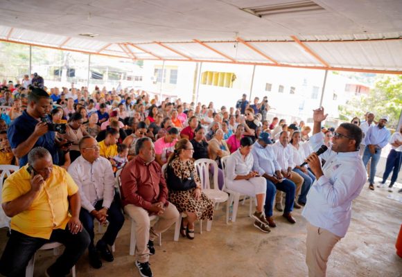 PROPEEP y DASAC llevan alegría a las madres de Baitoa, Santiago, con múltiples regalos