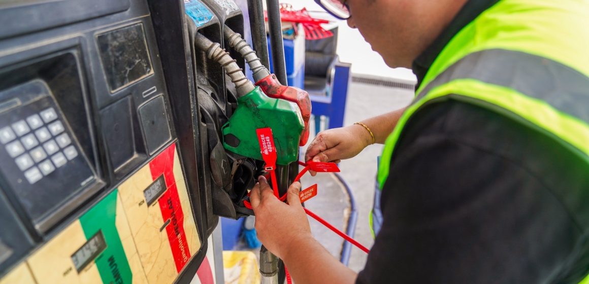 MICM y CECCOM cierran estación de combustibles en Montecristi por vender gasolina premium de baja calidad