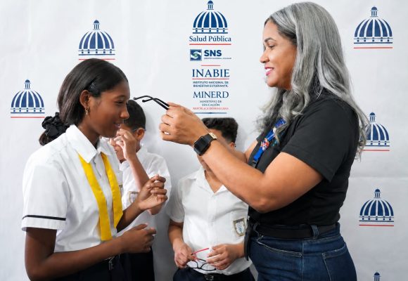 Programa Salud Escolar ampliará servicios y entrega de dispositivos médicos en centros educativos
