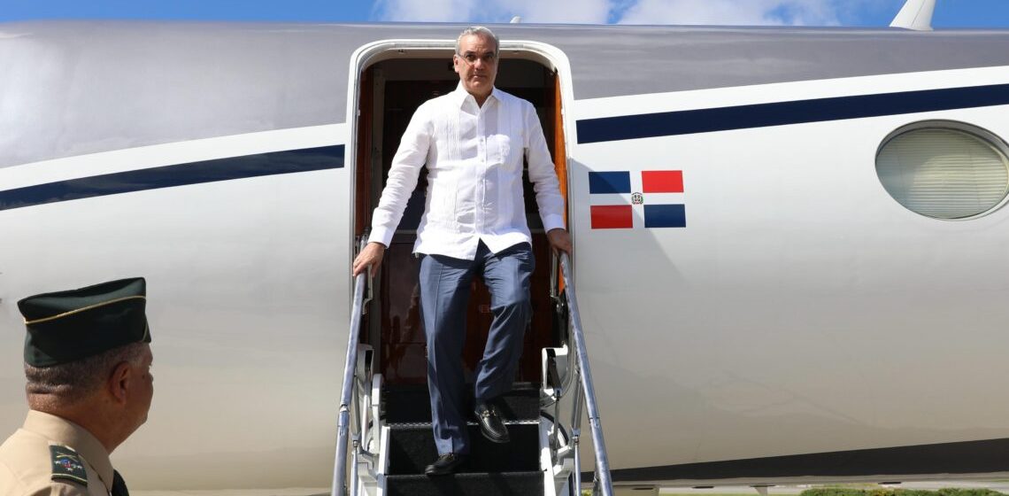 Luis Abinader regresa al país tras concluir agenda de trabajo en Miami
