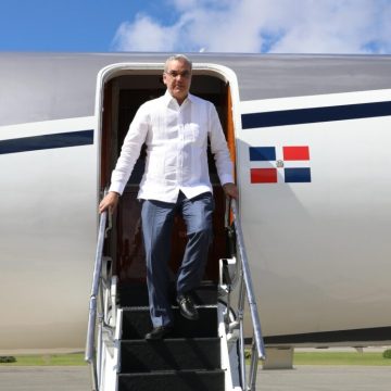 Luis Abinader regresa al país tras concluir agenda de trabajo en Miami