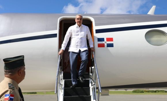 Luis Abinader regresa al país tras concluir agenda de trabajo en Miami