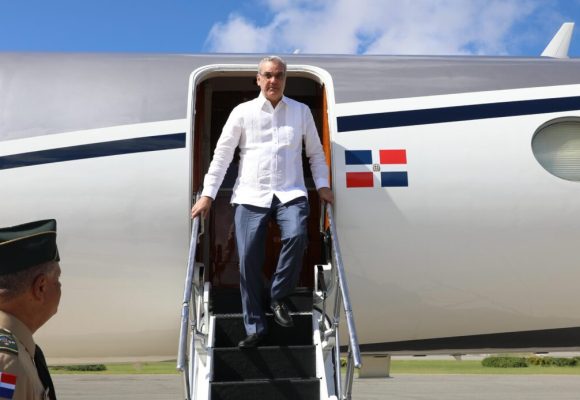 Luis Abinader regresa al país tras concluir agenda de trabajo en Miami