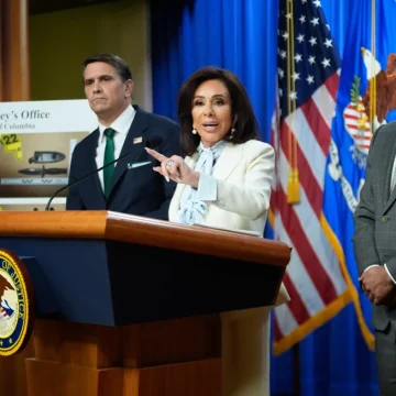 Agente herido en cena de Trump fue alcanzado por perdigones del sospechoso detenido