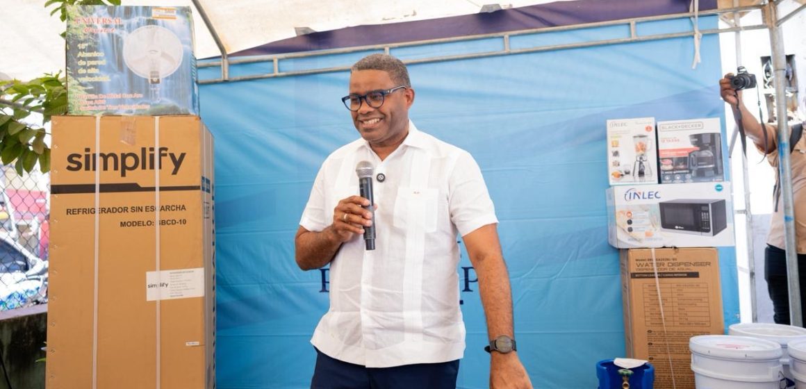 Propeep realiza donación de enseres a la Defensa Civil en el municipio Santo Domingo Oeste