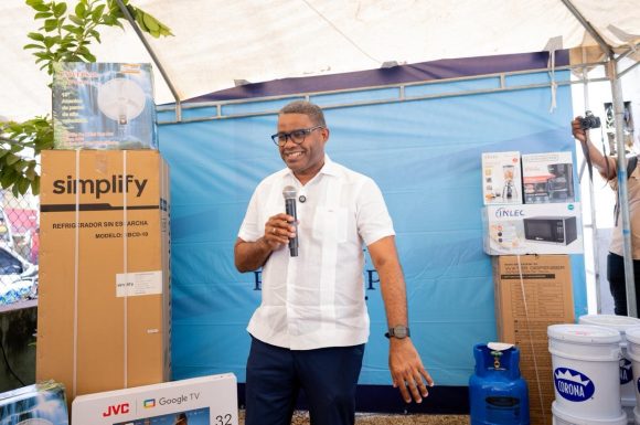 Propeep realiza donación de enseres a la Defensa Civil en el municipio Santo Domingo Oeste