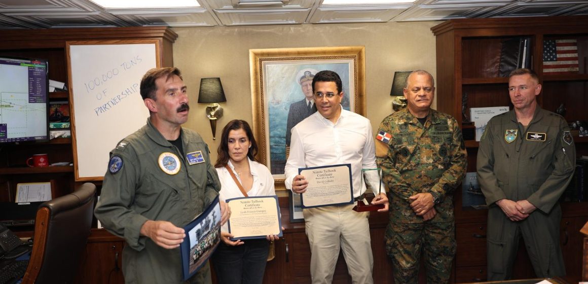 Ministro David Collado y la embajadora Leah Campos realizan visita al portaaviones USS Nimitz