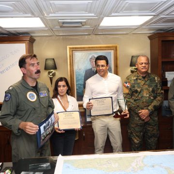 IMG-20260607-WA0184 Ministro David Collado y la embajadora Leah Campos realizan visita al portaaviones USS Nimitz