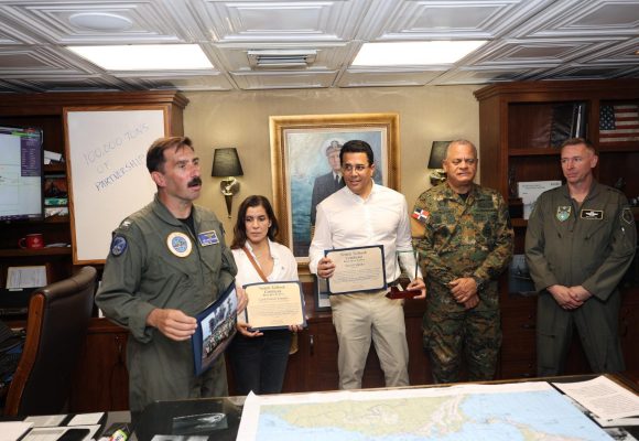 IMG-20260607-WA0184 Ministro David Collado y la embajadora Leah Campos realizan visita al portaaviones USS Nimitz