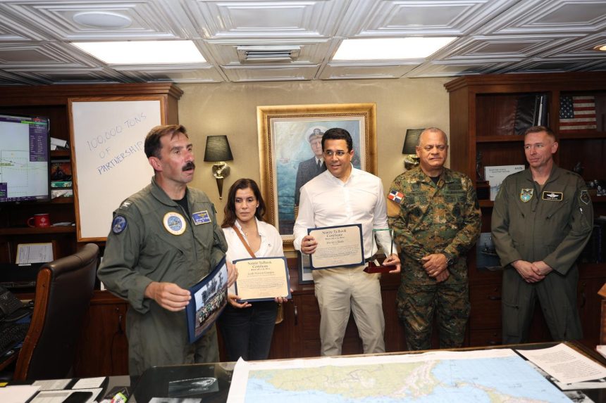 IMG-20260607-WA0184 Ministro David Collado y la embajadora Leah Campos realizan visita al portaaviones USS Nimitz