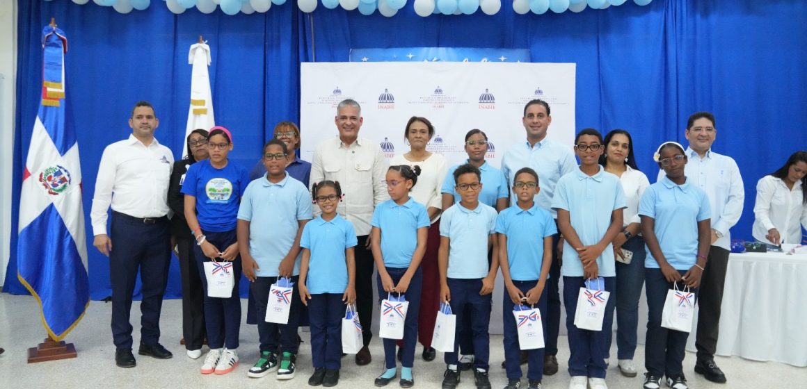 INABIE mejora la salud visual de 81 estudiantes de Samaná con entrega de lentes correctivos