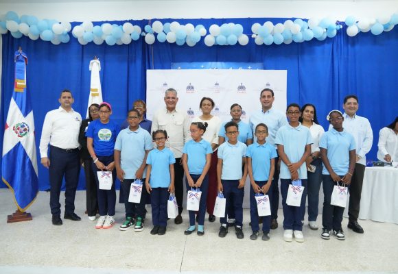INABIE mejora la salud visual de 81 estudiantes de Samaná con entrega de lentes correctivos