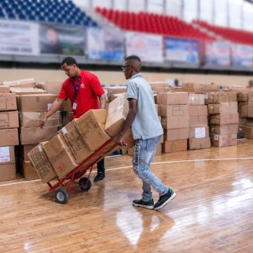INABIE avanza entrega de utilería escolar a distritos educativos de la región Este