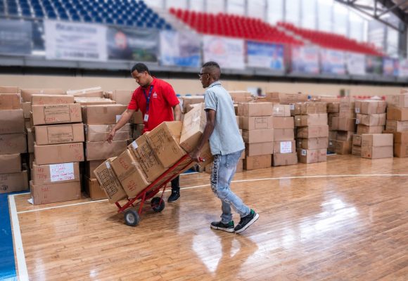 INABIE avanza entrega de utilería escolar a distritos educativos de la región Este