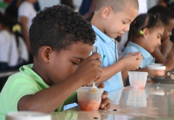 INABIE resalta aporte a la nutrición escolar con el servicio de más de 230 millones de raciones de frutas durante el pasado año escolar