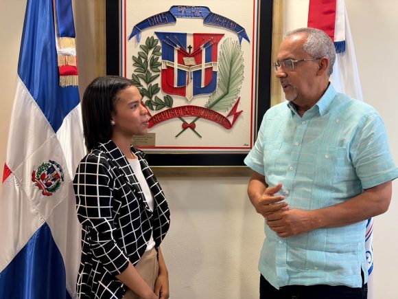 Sobreviviente de daño pulmonar por uso de vape visita el CND y se convierte en voz de los jóvenes