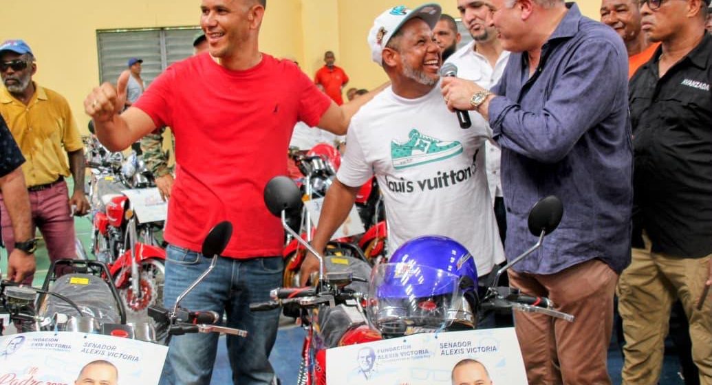c1031ba9-5052-4d11-8a12-7cb2325ed5b4 Senador Alexis Victoria agasaja a los padres de María Trinidad Sánchez con la entrega de motores por motivo del Día de los Padres