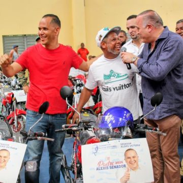 c1031ba9-5052-4d11-8a12-7cb2325ed5b4 Senador Alexis Victoria agasaja a los padres de María Trinidad Sánchez con la entrega de motores por motivo del Día de los Padres