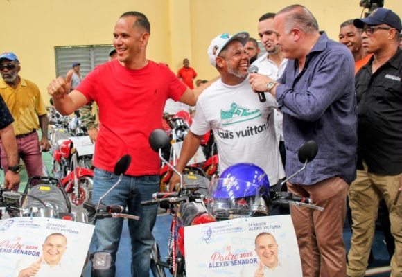 Senador Alexis Victoria agasaja a los padres de María Trinidad Sánchez con la entrega de motores por motivo del Día de los Padres
