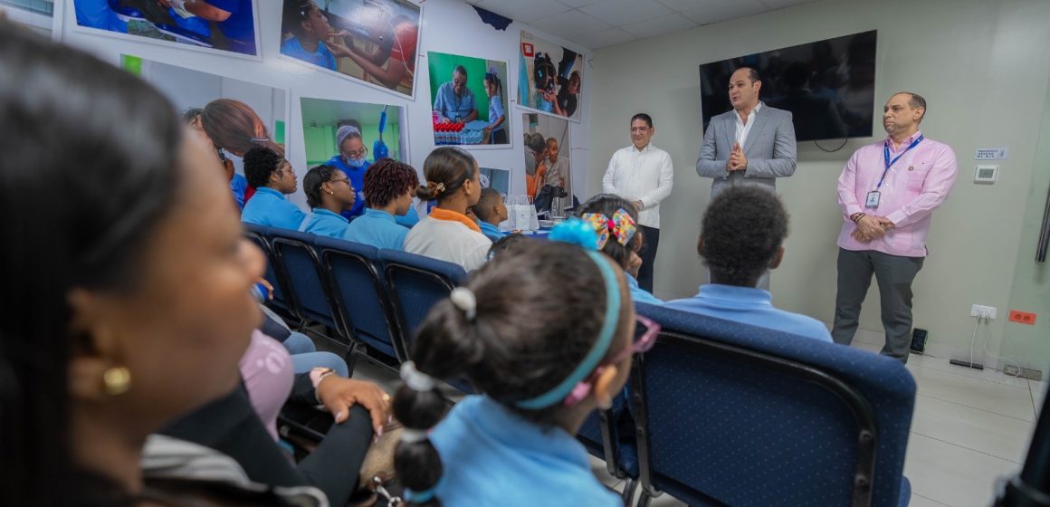INABIE mejora la calidad de vida de 13 estudiantes con cirugías oftalmológicas especializadas