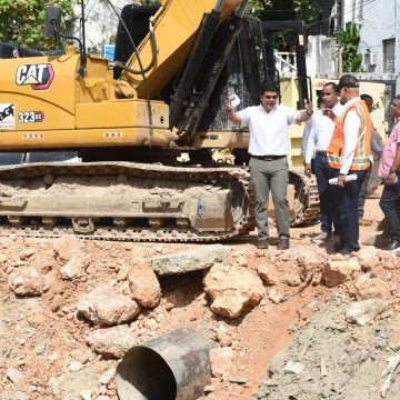 Fellito Suberví supervisa avance de trabajos en cañada Juan Valdez y Los Girasoles en el DN