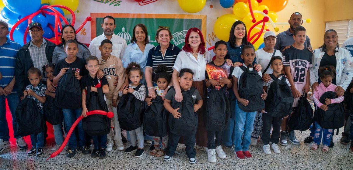 2637b7bc-fea7-4144-aeda-279f9f6063f1 ”A la escuela con Propeep” lleva útiles escolares, alegría y esperanza a niños de Jamao al Medio
