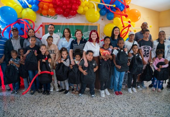 2637b7bc-fea7-4144-aeda-279f9f6063f1 ”A la escuela con Propeep” lleva útiles escolares, alegría y esperanza a niños de Jamao al Medio