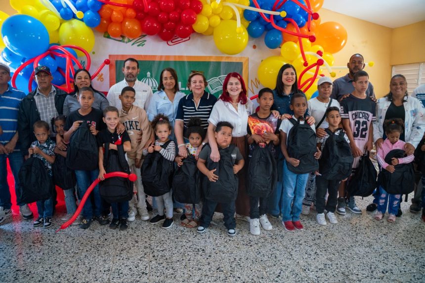 2637b7bc-fea7-4144-aeda-279f9f6063f1 ”A la escuela con Propeep” lleva útiles escolares, alegría y esperanza a niños de Jamao al Medio