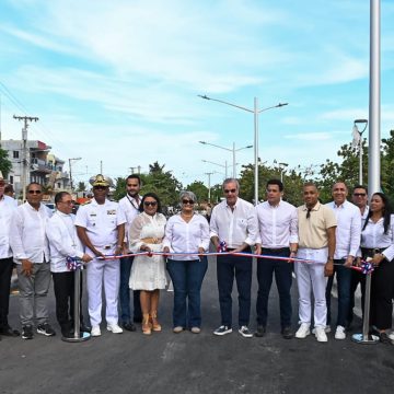 Presidente Luis Abinader y ministro David Collado entregan remozada playa El Faro en San Pedro de Macorís.