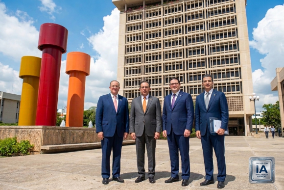 Valdez Albizu, Magín Díaz y Sanz Lovatónpasan revista a la economía junto a presidentes de la banca múltiple
