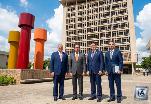 Valdez Albizu, Magín Díaz y Sanz Lovatónpasan revista a la economía junto a presidentes de la banca múltiple