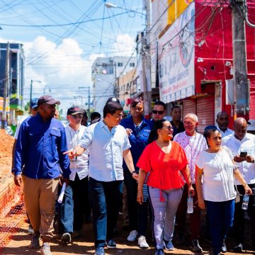 Fellito Suberví inspecciona obras en las “villas” y pide paciencia a comerciantes y residentes